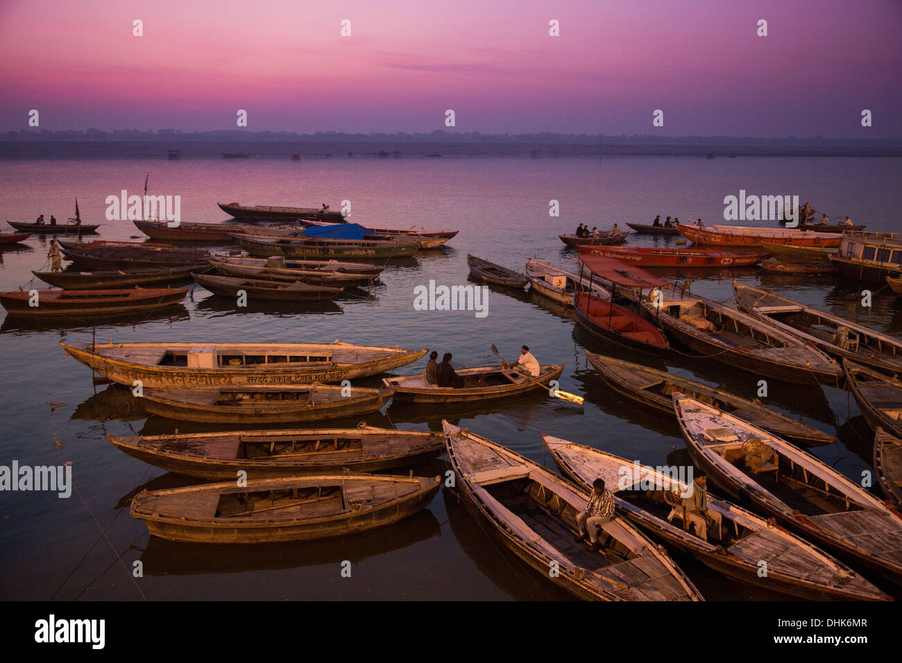 Barche sul fiume Gange di fronte Dasaswamedh Ghat all'alba, Varanasi, Uttar Pradesh, India Foto Stock