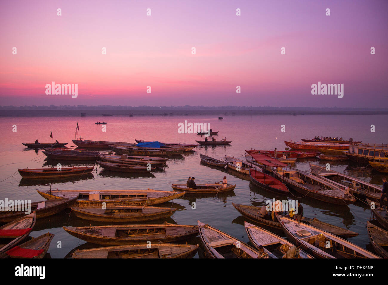 Barche sul fiume Gange di fronte Dasaswamedh Ghat all'alba, Varanasi, Uttar Pradesh, India Foto Stock