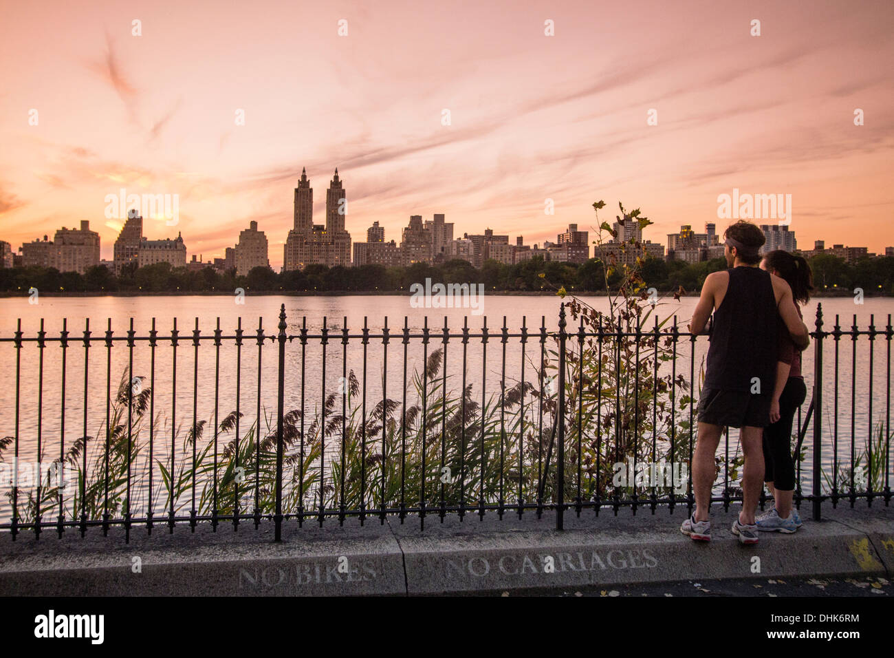 Central Park West, Lago, Skyline, Manhattan, New York Foto Stock