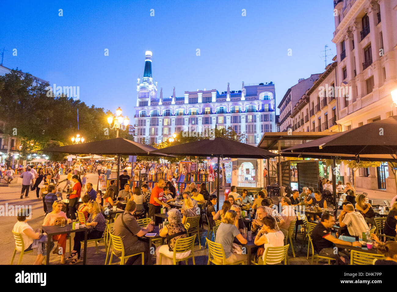 Le barre sul marciapiede di notte in Plaza Santa Ana, quartiere di Huertas, Madrid, Spagna Foto Stock
