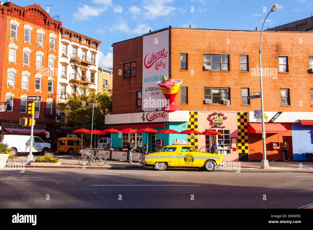 Vintage Yellow taxi cabina (1950 Studebaker) al di fuori della Caliente ristorante messicano, il Greenwich Village di New York City, U.S.A. Foto Stock