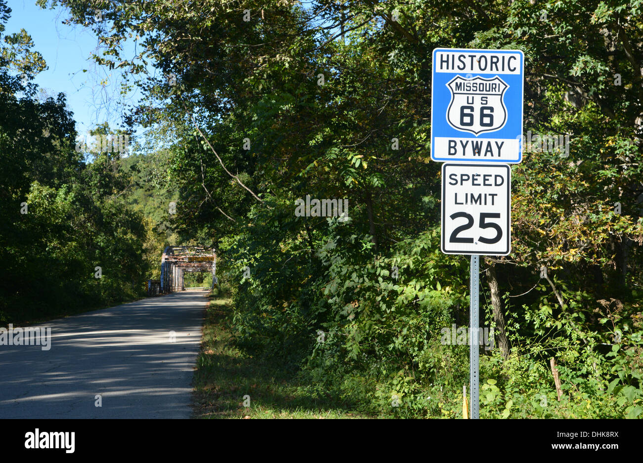 Route 66 cartello stradale da un vecchio trave reticolare scatola ponte che attraversa un fiume nelle zone rurali del Missouri, USA Foto Stock