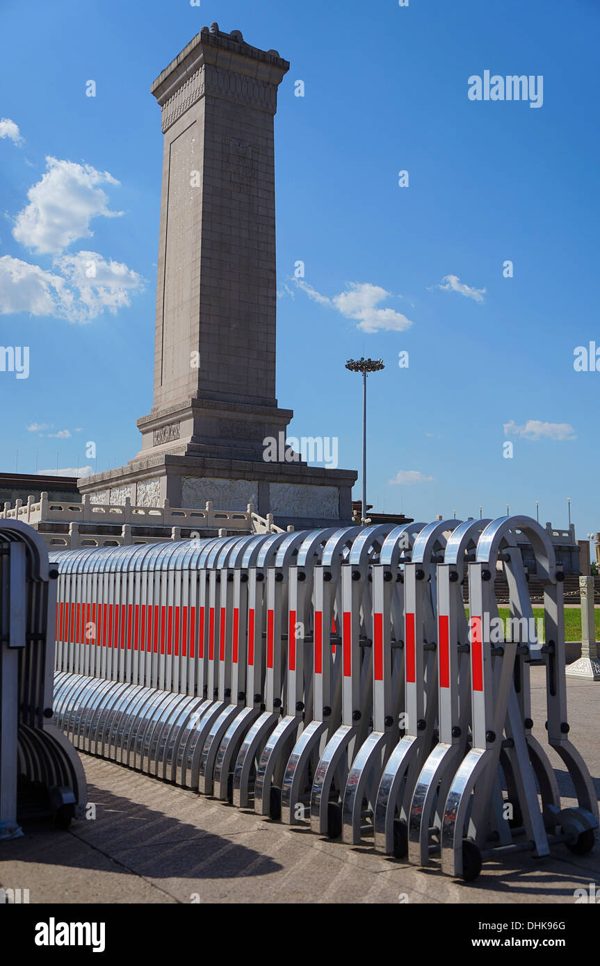 Barriere e Monumento alla gente gli eroi, Piazza Tiananmen, Pechino, Cina Foto Stock