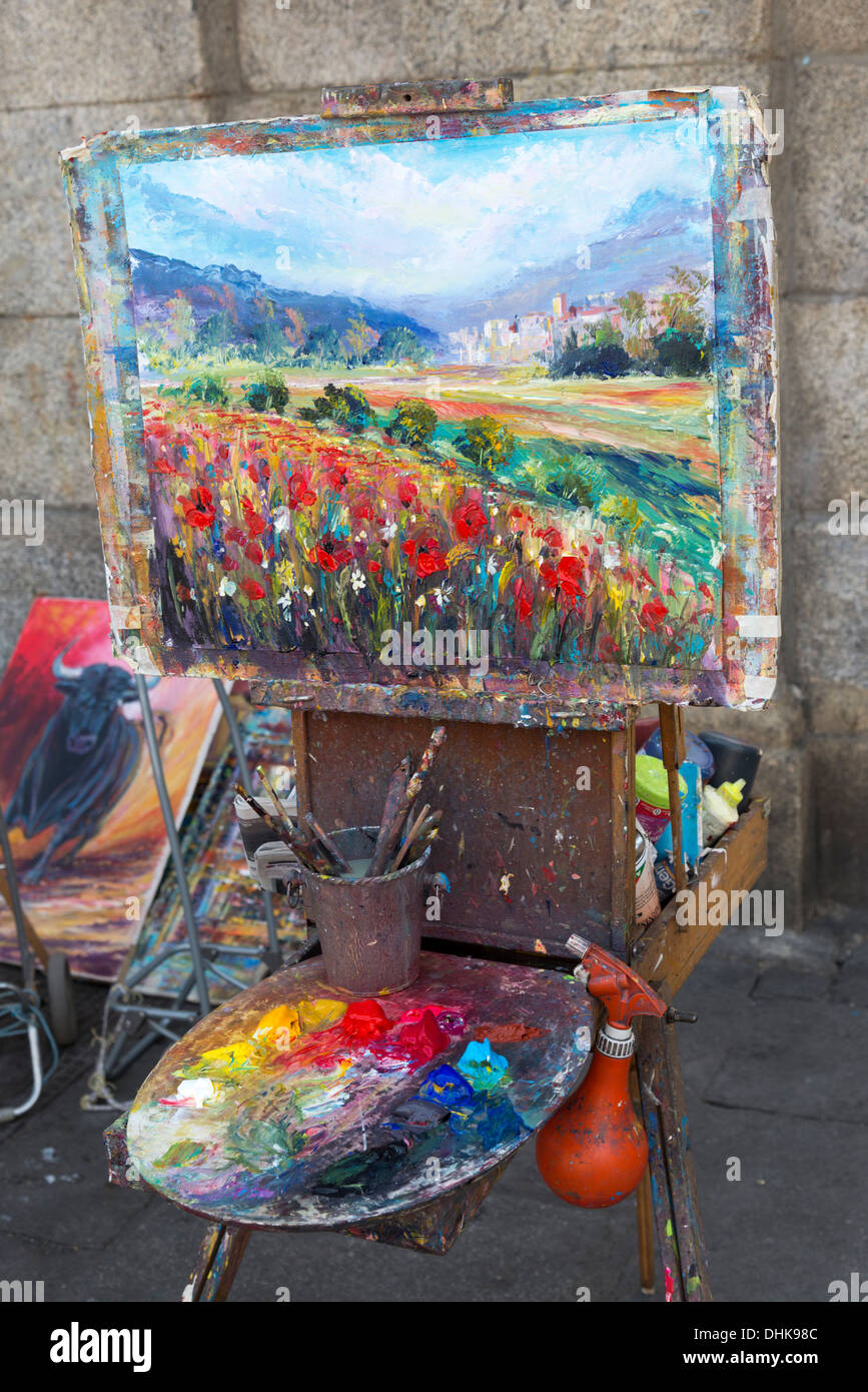 Artista della pittura incompiuta su un cavalletto in Plaza Mayor, Madrid, Spagna Foto Stock