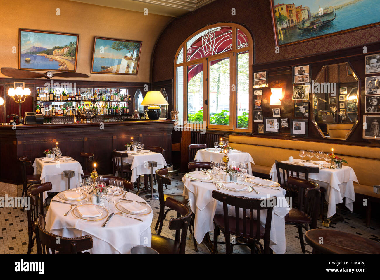 A Vichy, l'elegante Art Deco brasserie del Casinò gestito dal signor e la signora Tajetti (Francia). La Brasserie du Casino à Vichy. Foto Stock