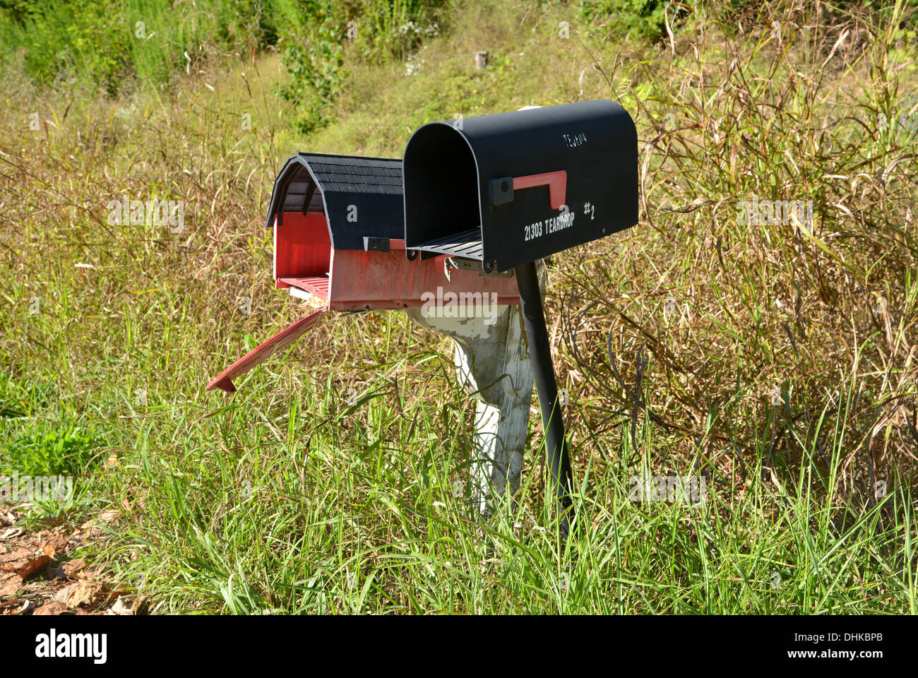Noi le caselle di posta in un'erba orlo in una zona di campagna Foto Stock