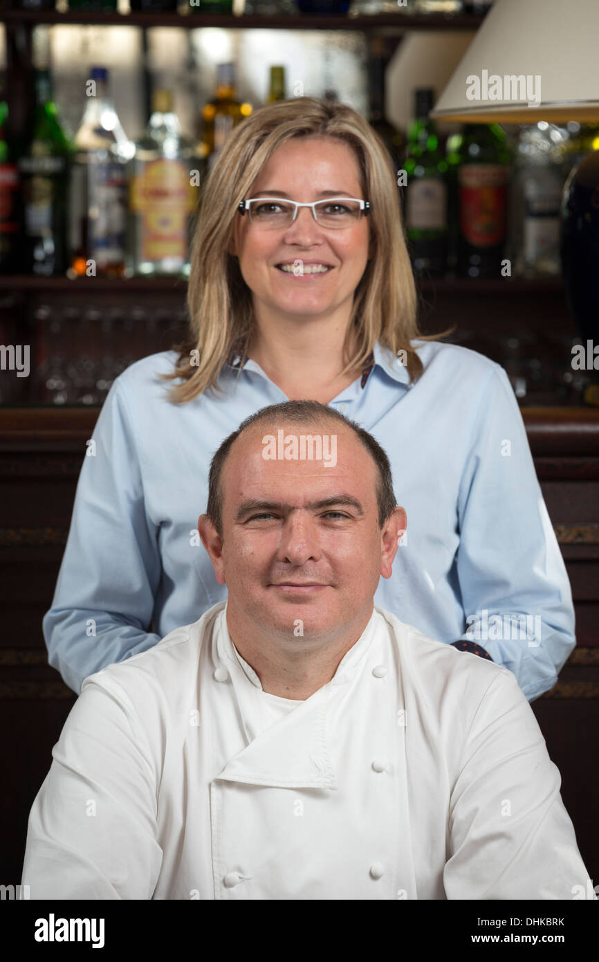 A Vichy, signor Olivier Tajetti e la signora Delphine Tajetti, proprietari di 'Brasserie du Casino' ristorante (Allier - Francia). Foto Stock