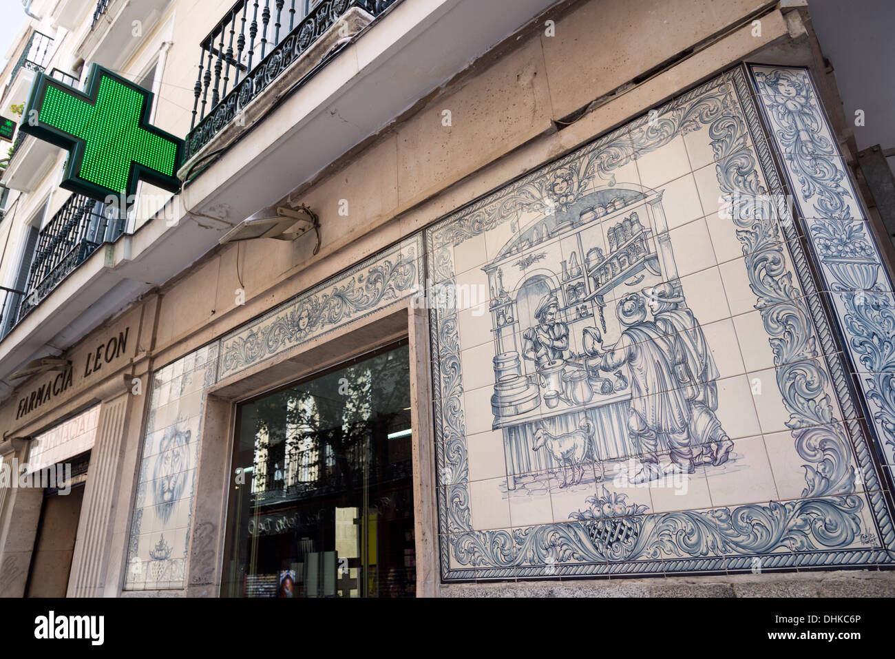 Piastrelle decorative al di fuori della farmacia nel quartiere di Huertas, Madrid, Spagna Foto Stock