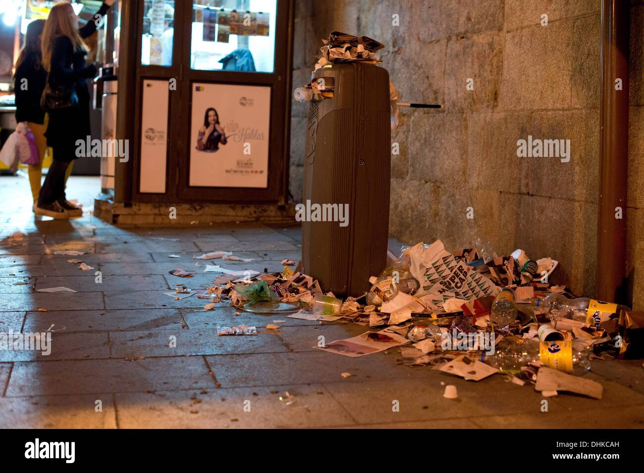 Madrid, Spagna. Xi Nov, 2013. Un sacco di immondizia situato vicino a molti il riciclo nel centro di Madrid, Spagna, 11 novembre 2013. Questo sciopero di pulizia per le strade di Madrid per protestare contro alcuni 1.100 tagli di posti di lavoro previsto dai programmi di utilità che vengono compiuti dal locale servizio di pulizia.Foto: Oscar Gonzalez/NurPhoto Credito: Oscar Gonzalez/NurPhoto/ZUMAPRESS.com/Alamy Live News Foto Stock