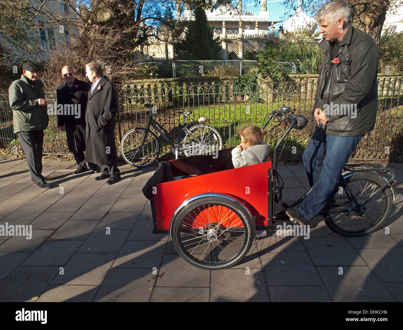 Un bambino in legno portante sul lato anteriore di una bicicletta in Brighton Foto Stock