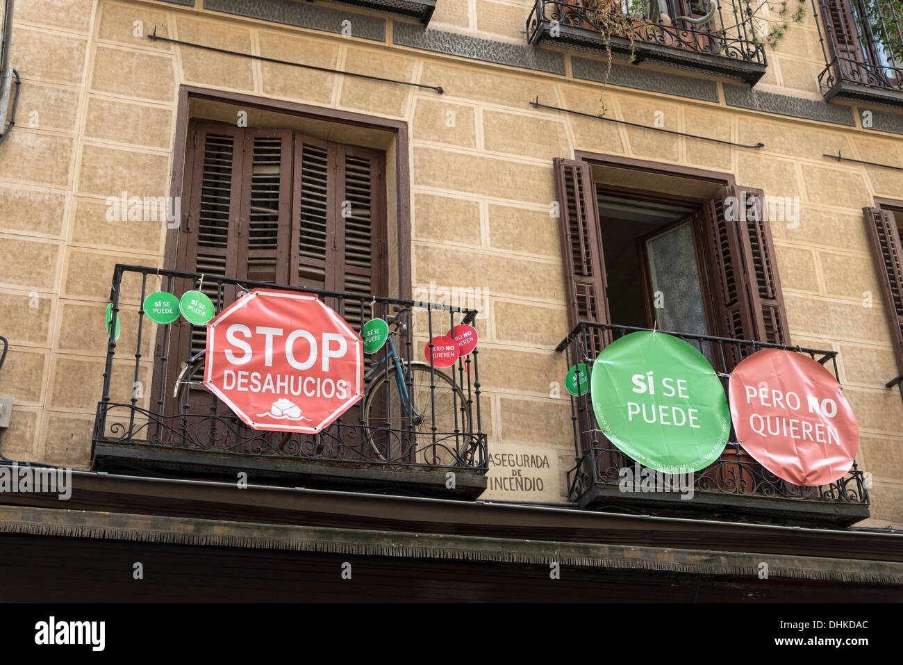 Segni di protesta contro l'alloggiamento di sfratti nel quartiere di Huertas, Madrid, Spagna Foto Stock
