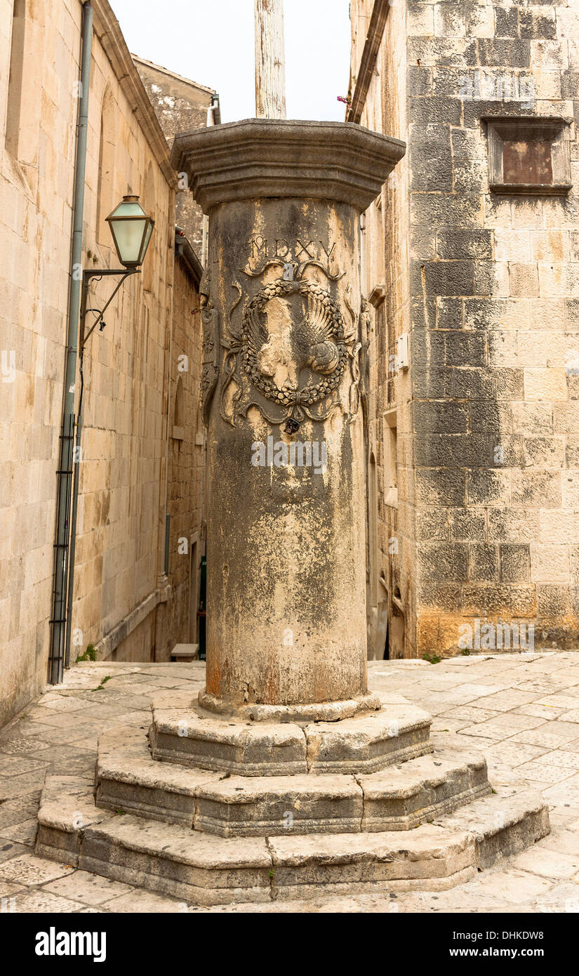 Pilastro di pietra in korcula croazia Foto Stock