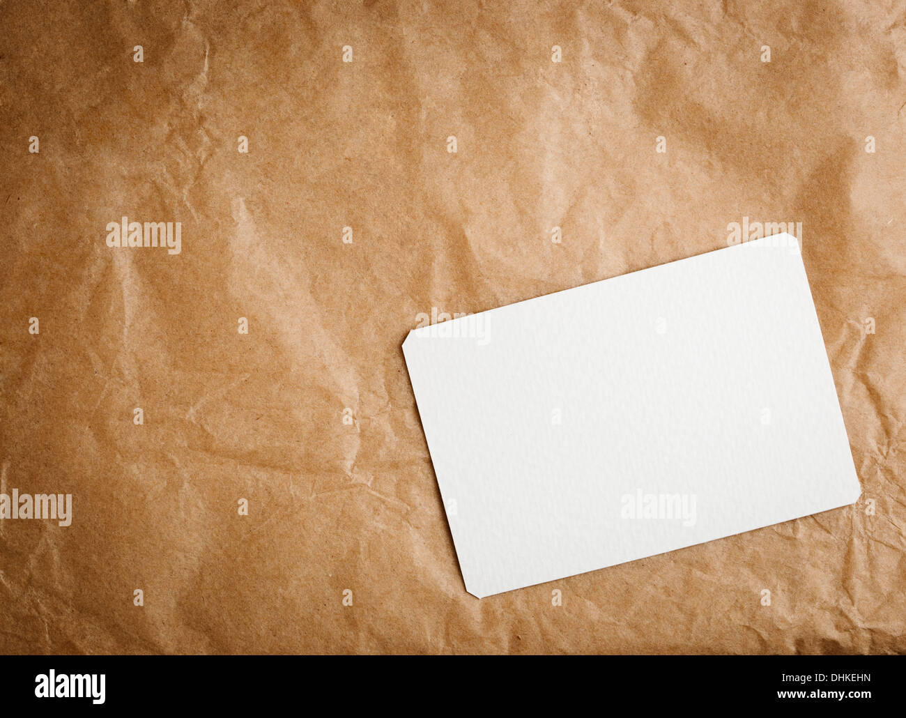 Marrone carta craft con un tag vuoto su sfondo bianco Foto Stock