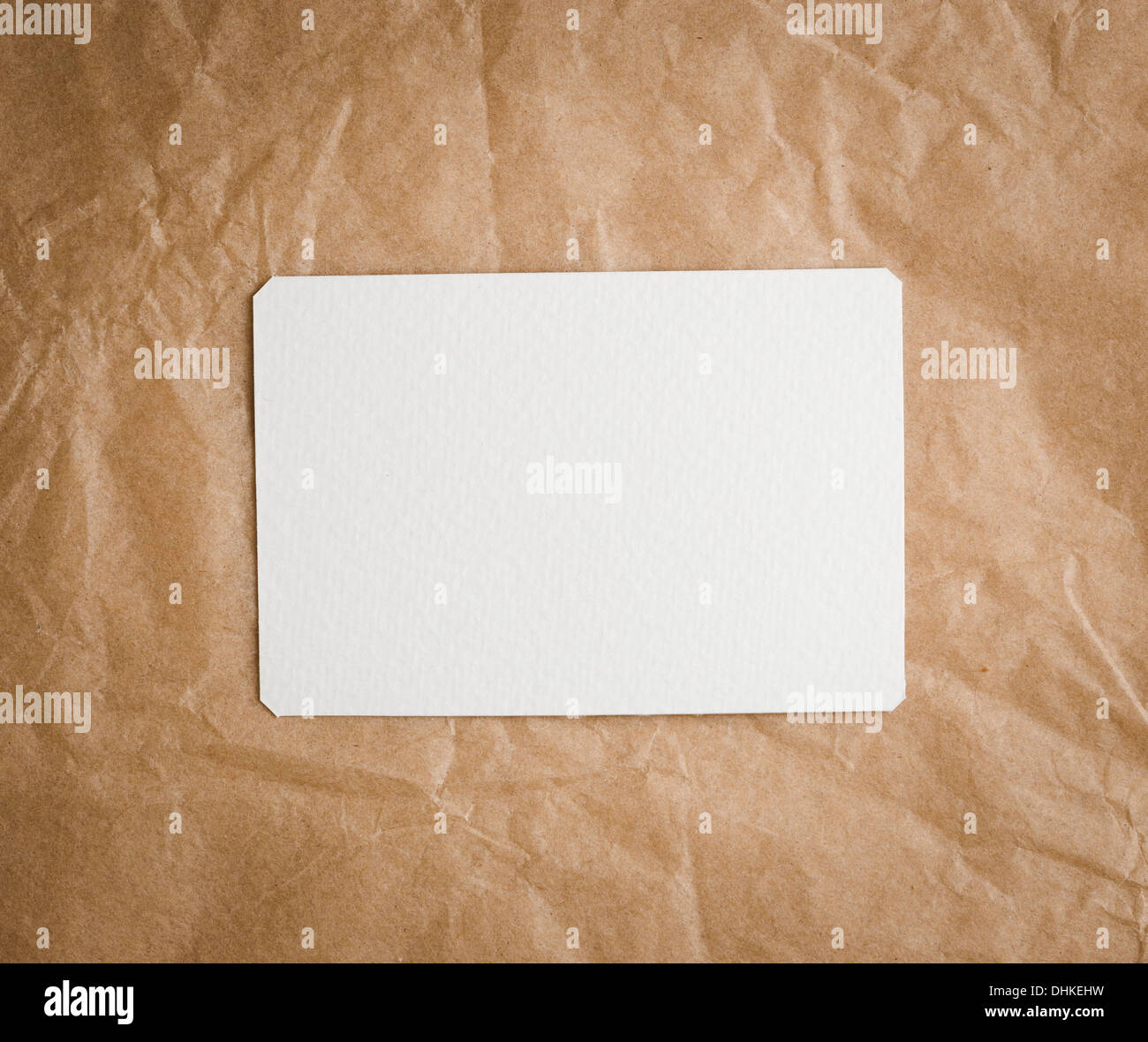 Marrone carta craft con un tag vuoto su sfondo bianco Foto Stock