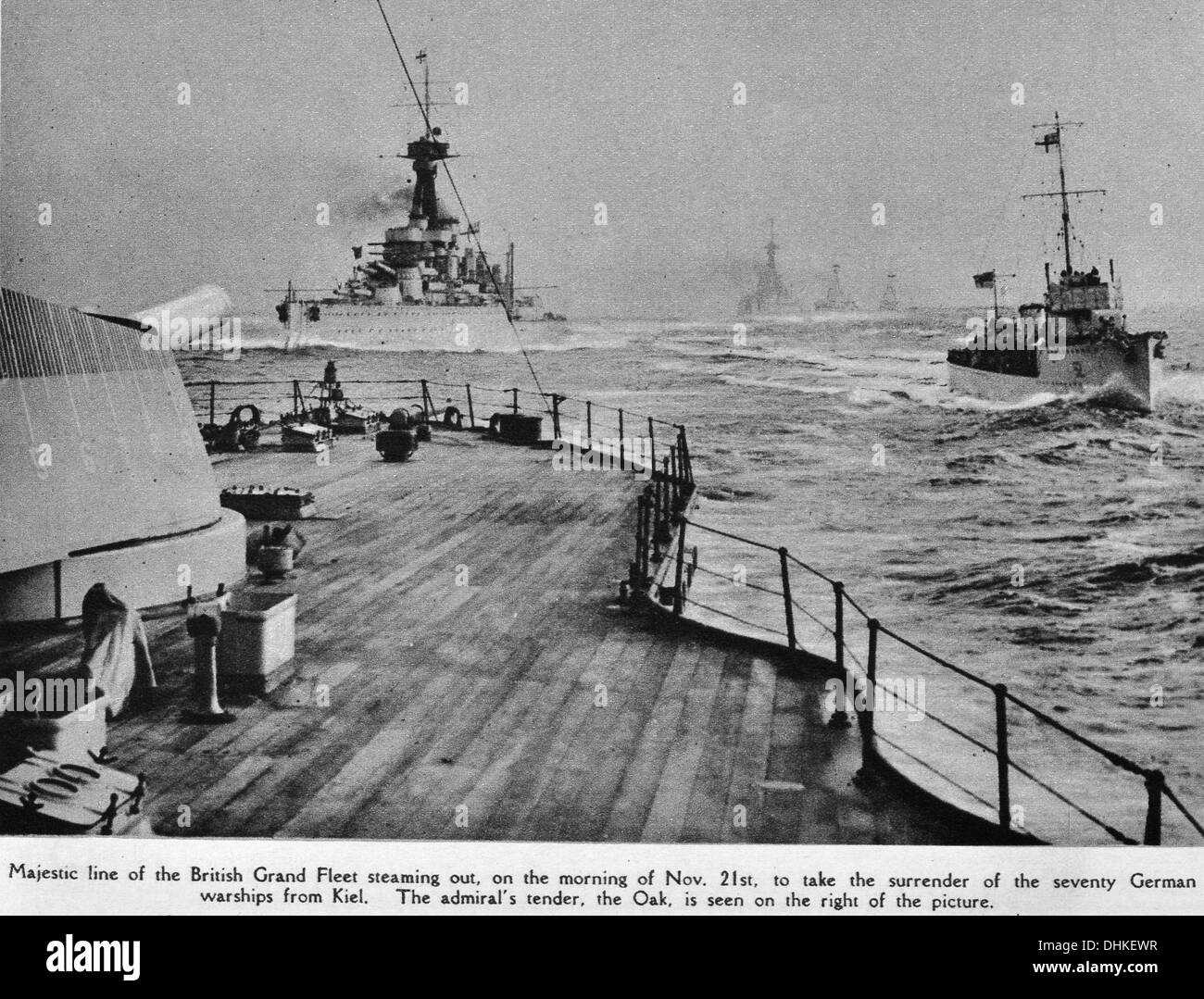 Linea maestosa del British Grand Fleet di vaporizzazione, la mattina del 9 novembre 21st, a prendere il cedere settanta navi tedesche Foto Stock