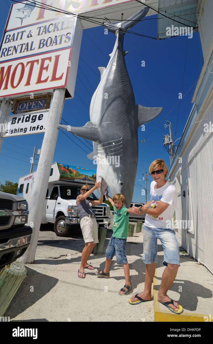 I turisti con finti modello di uno squalo bianco, Vacanze Marina, Islamorada, chiavi di balena, Florida, Stati Uniti d'America Foto Stock