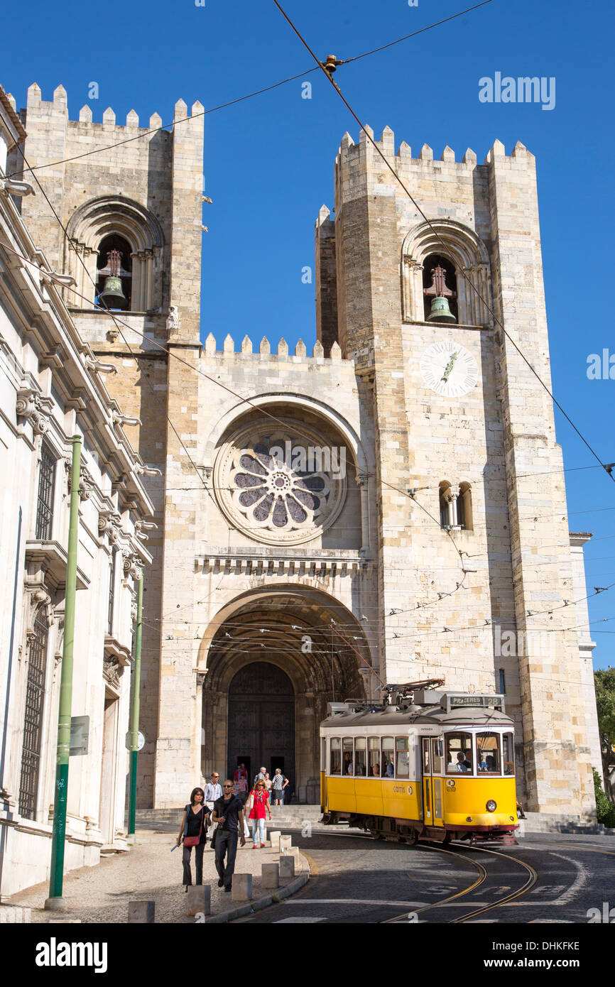Electrico 28 il tram che passa davanti a Sé Catedral cattedrale nel quartiere di Alfama, Lisbona, Lisboa, Portogallo Foto Stock