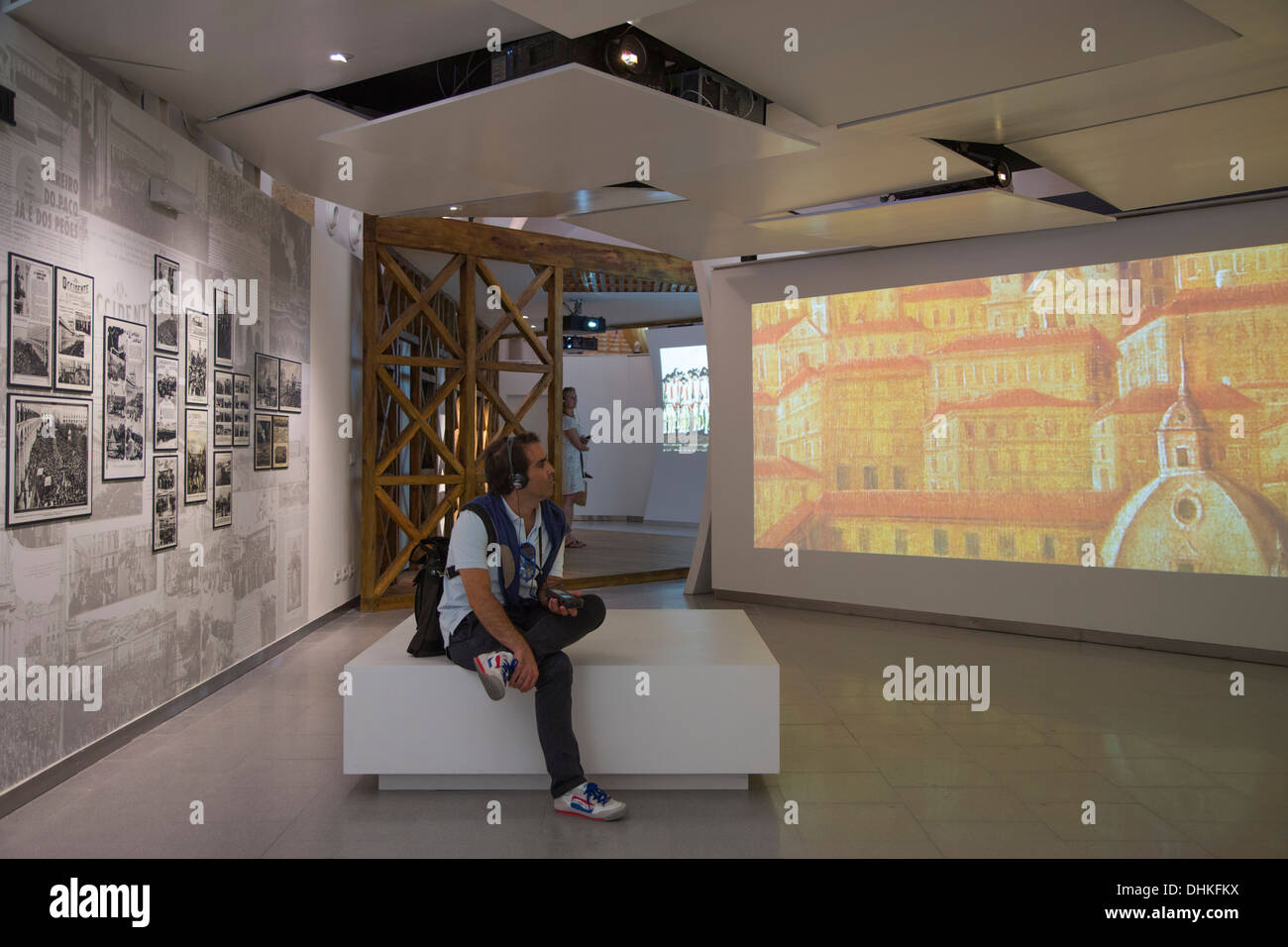 Persona che goda di un display multimediale a Lisboa Storia Centro a Praca do Comercio piazza nel quartiere di Baixa, Lisbona, Lisboa, Portu Foto Stock