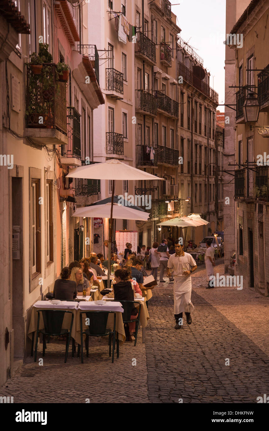 Persone seduti all'aperto e gustare la cena presso il ristorante Alfaia nel quartiere Bairro Alto, Lisbona, Lisboa, Portogallo Foto Stock