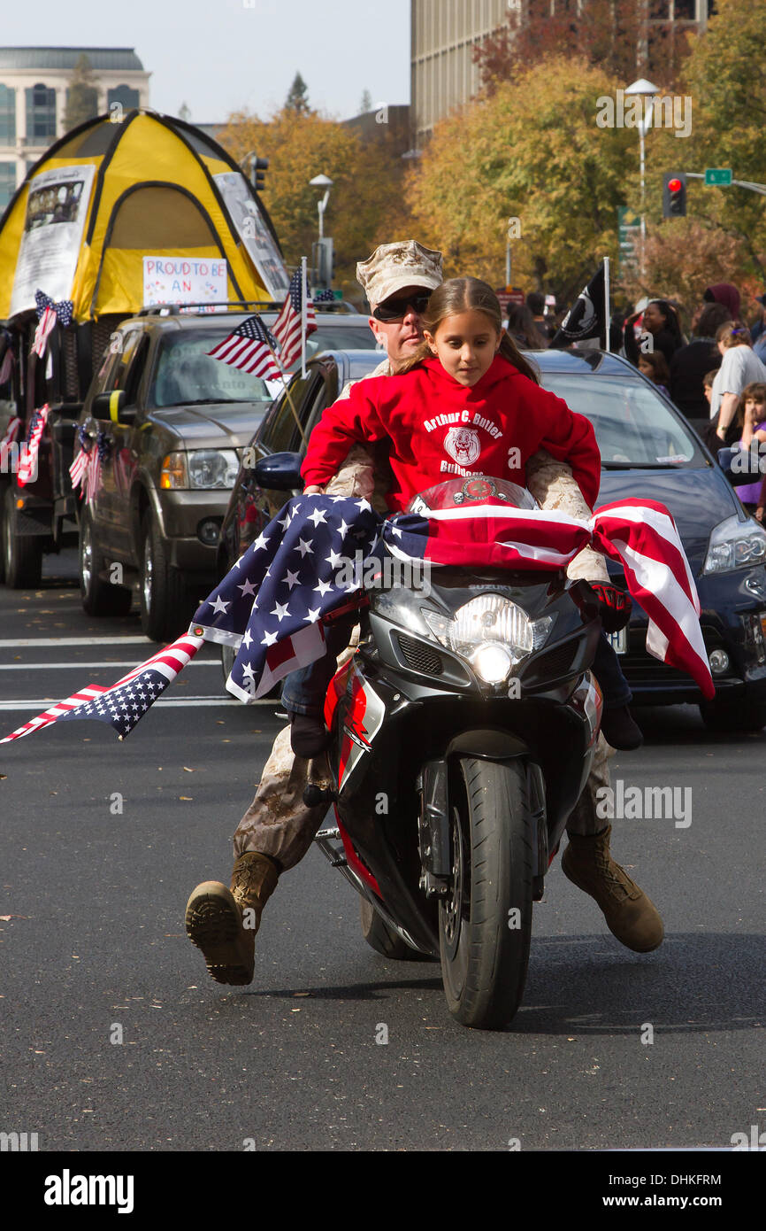 Sacramento, California, Stati Uniti d'America. 11 novembre 2013. Veterani parata del giorno del credito di Sacramento: Chris Aschenbrener/Alamy Live News Foto Stock