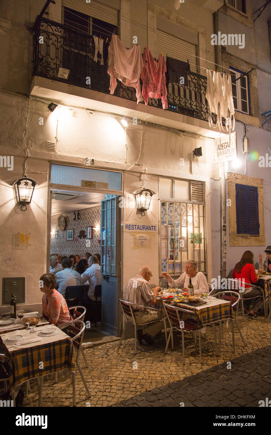 Persone seduti all'aperto e gustare la cena in Adega do Ribatejo nel quartiere Bairro Alto, Lisbona, Lisboa, Portogallo Foto Stock