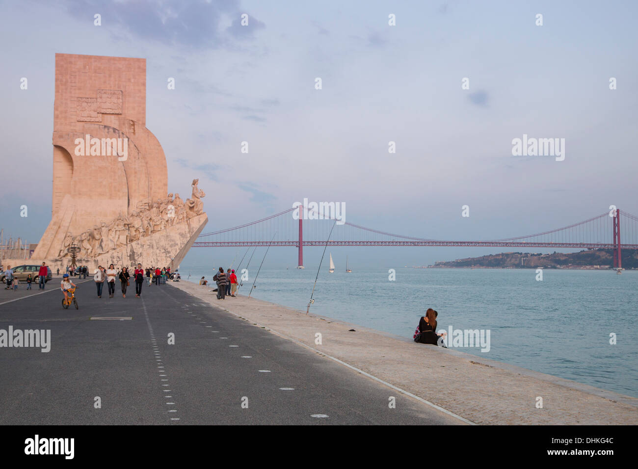 Padrao dos Descobrimentos, scoperte Monumento a Belem e Ponte 25 de Abril ponte sopra il fiume Tago al tramonto, Lisbona, Li Foto Stock