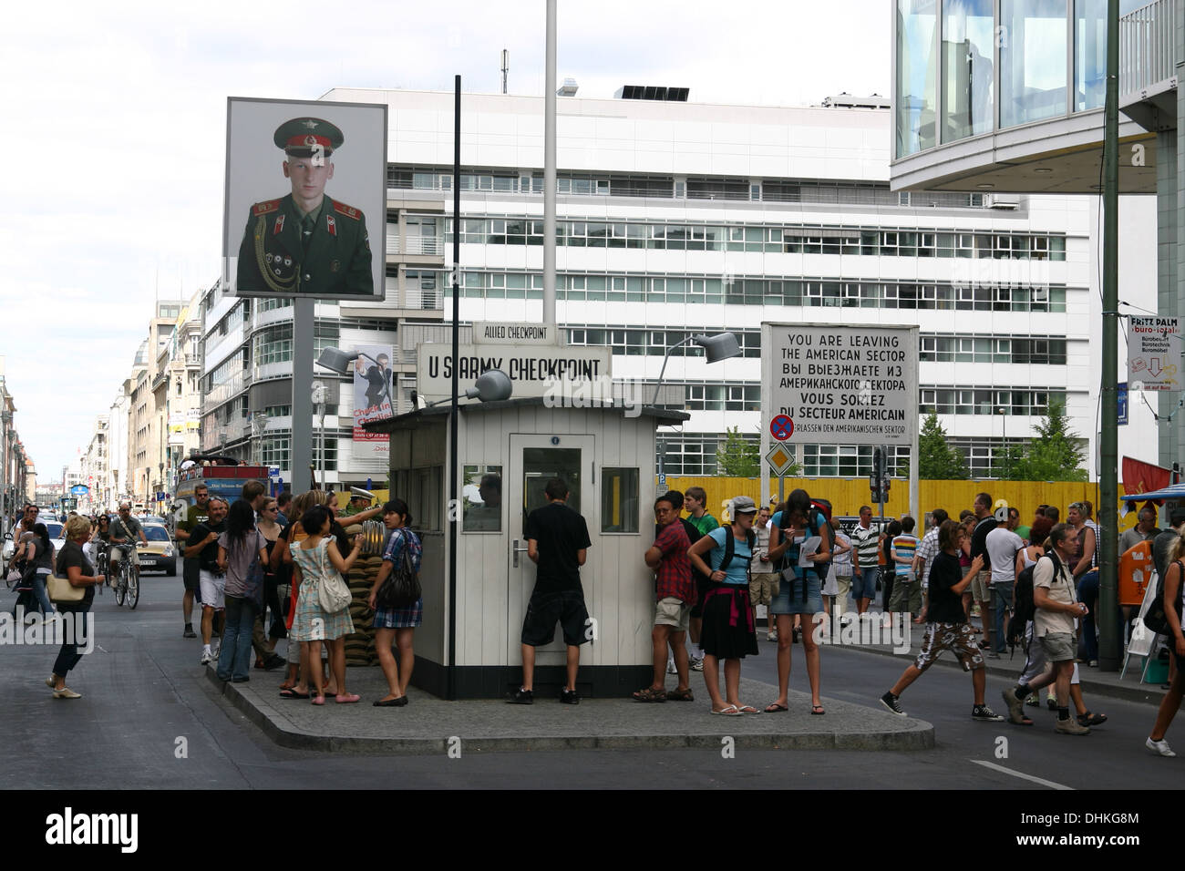 Il Checkpoint Charlie (o 'Checkpoint c' era il nome dato dagli Alleati occidentali per i più noti del muro di Berlino in punto di incrocio Foto Stock