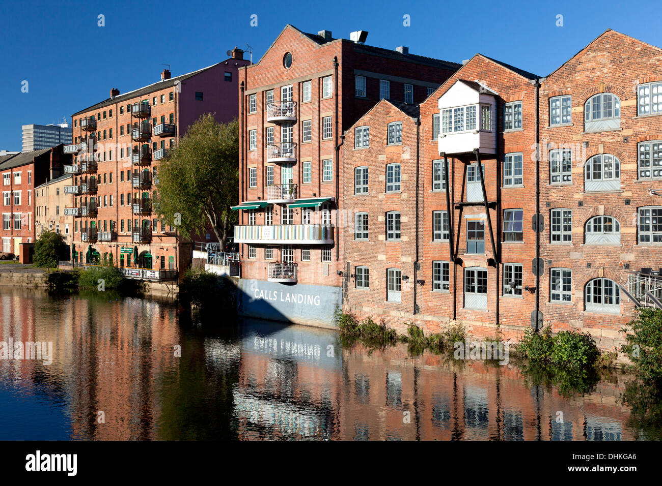 Convertite i magazzini accanto al fiume Aire delle chiamate in atterraggio, Leeds, West Yorkshire Foto Stock