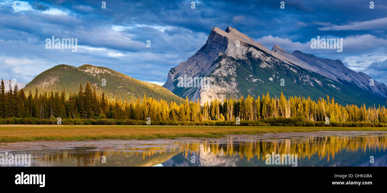 Mount Rundle sollevandosi al di sopra di Banff township da Laghi Vermillion guidare il Parco Nazionale di Banff Canada America del Nord Alberta Foto Stock