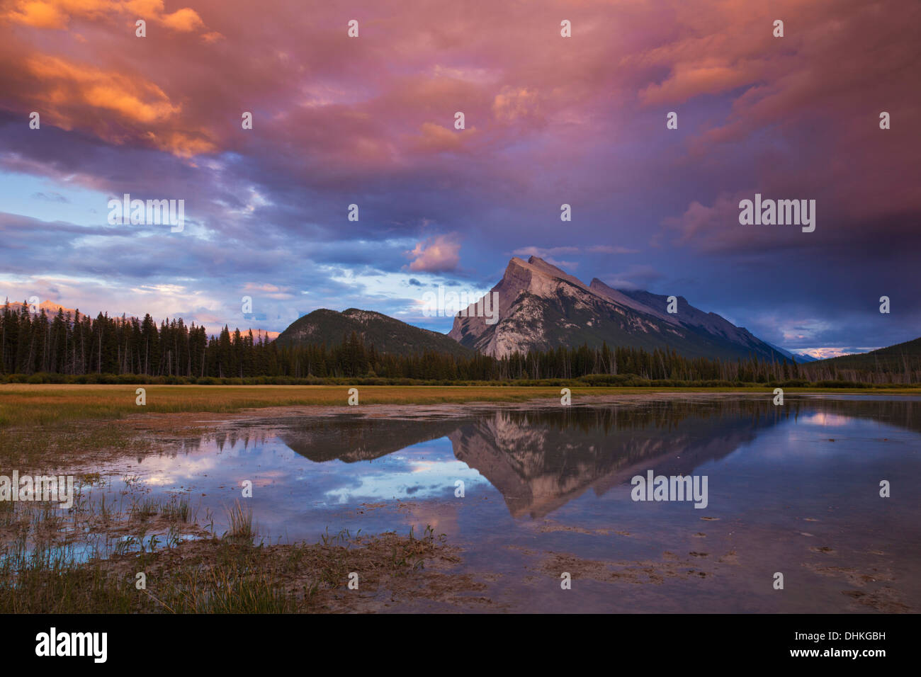 Mount Rundle sollevandosi al di sopra di Banff township da Laghi Vermillion drive al tramonto il Parco Nazionale di Banff Canada America del Nord Alberta Foto Stock