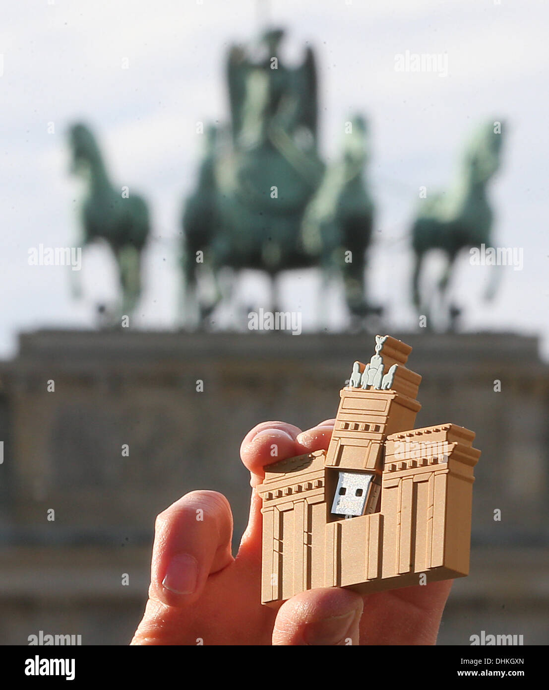 Berlino, Germania. Xii Nov, 2013. Illustrazione - illustrazione immagine mostra una stick USB nella forma della Porta di Brandeburgo che vengono presentati nella parte anteriore del segno distintivo della città di Berlino, Germania, 12 novembre 2013. Il 'USBerlinstick' ha una capacità di 4 GB ed è venuta a souvinier negozi a breve. Foto: WOLFGANG KUMM/dpa/Alamy Live News Foto Stock