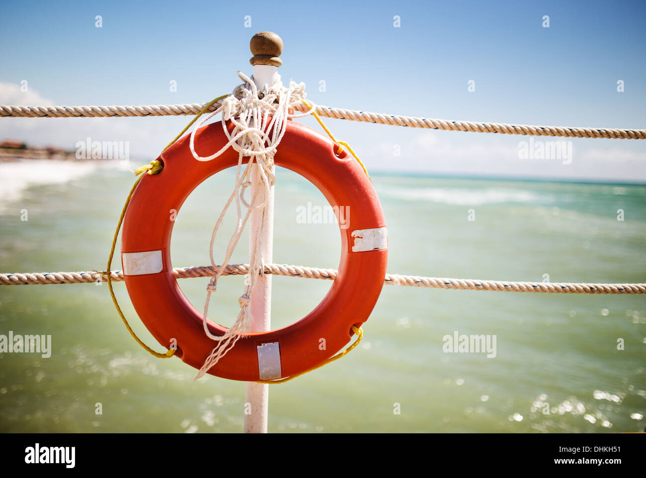 Rosso brillante salvagente sul molo Foto Stock