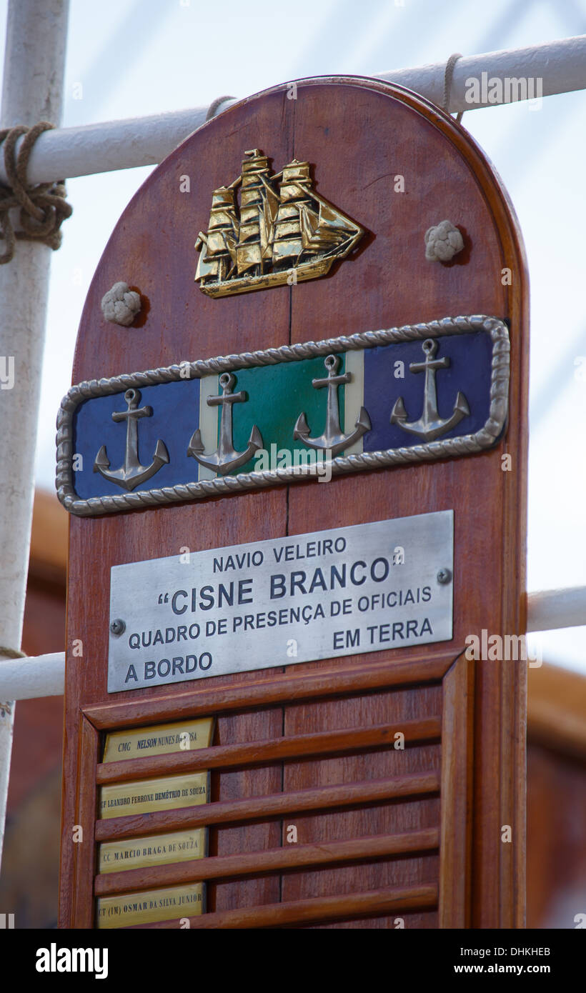 Vela-nave scuola della Marina brasiliana, yacht Cisne Branco, mantiene il conteggio di tutti i suoi funzionari sia 'a bordo' e 'em terra'. Foto Stock