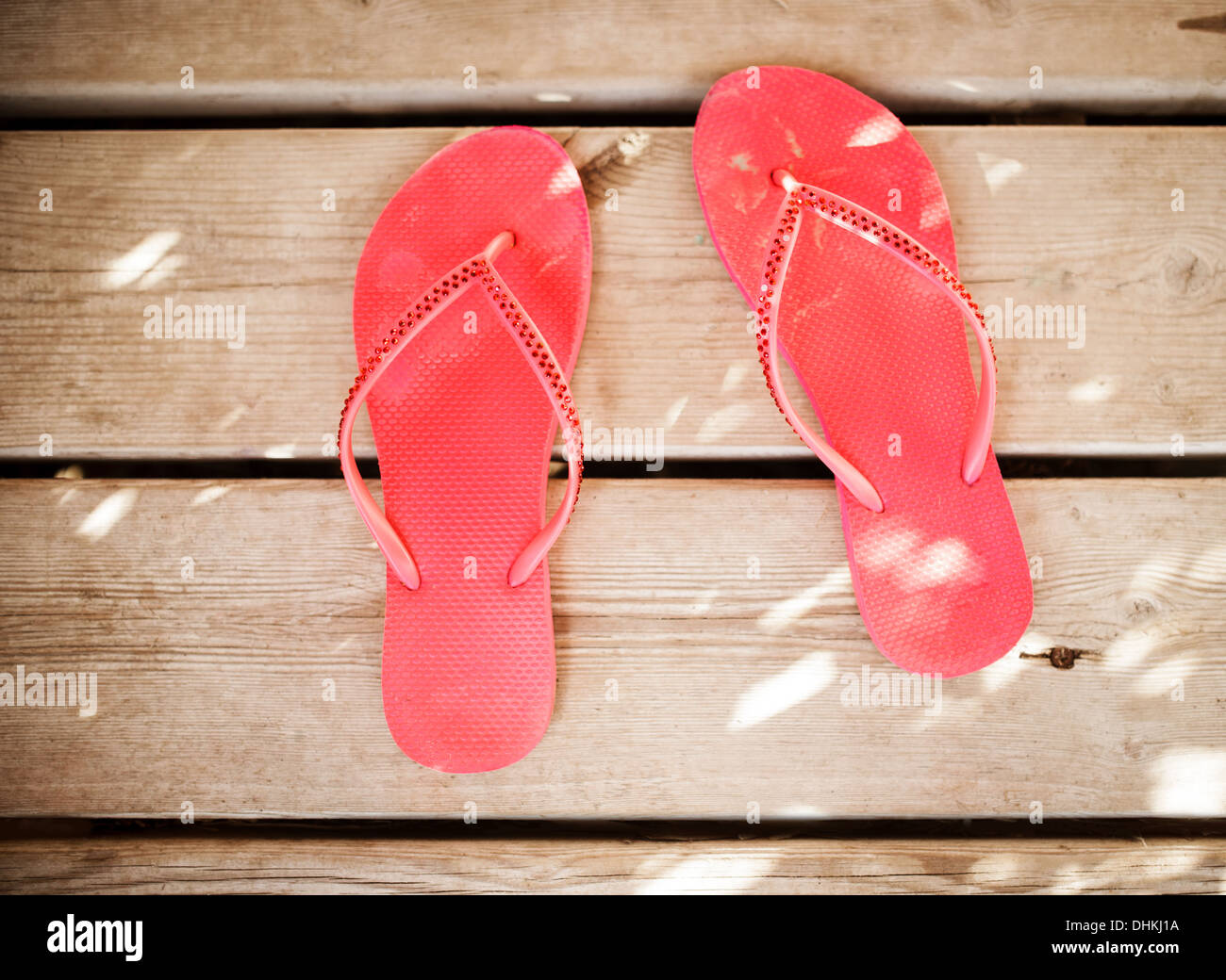 Rosa flip flop sandali su uno sfondo di legno Foto Stock