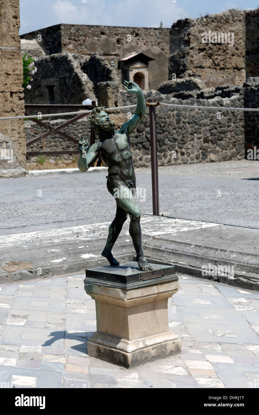 La statua di bronzo del Fauno danzante in stile toscano atrio con impluvium presso la Casa del Fauno, Pompei Italia. Foto Stock