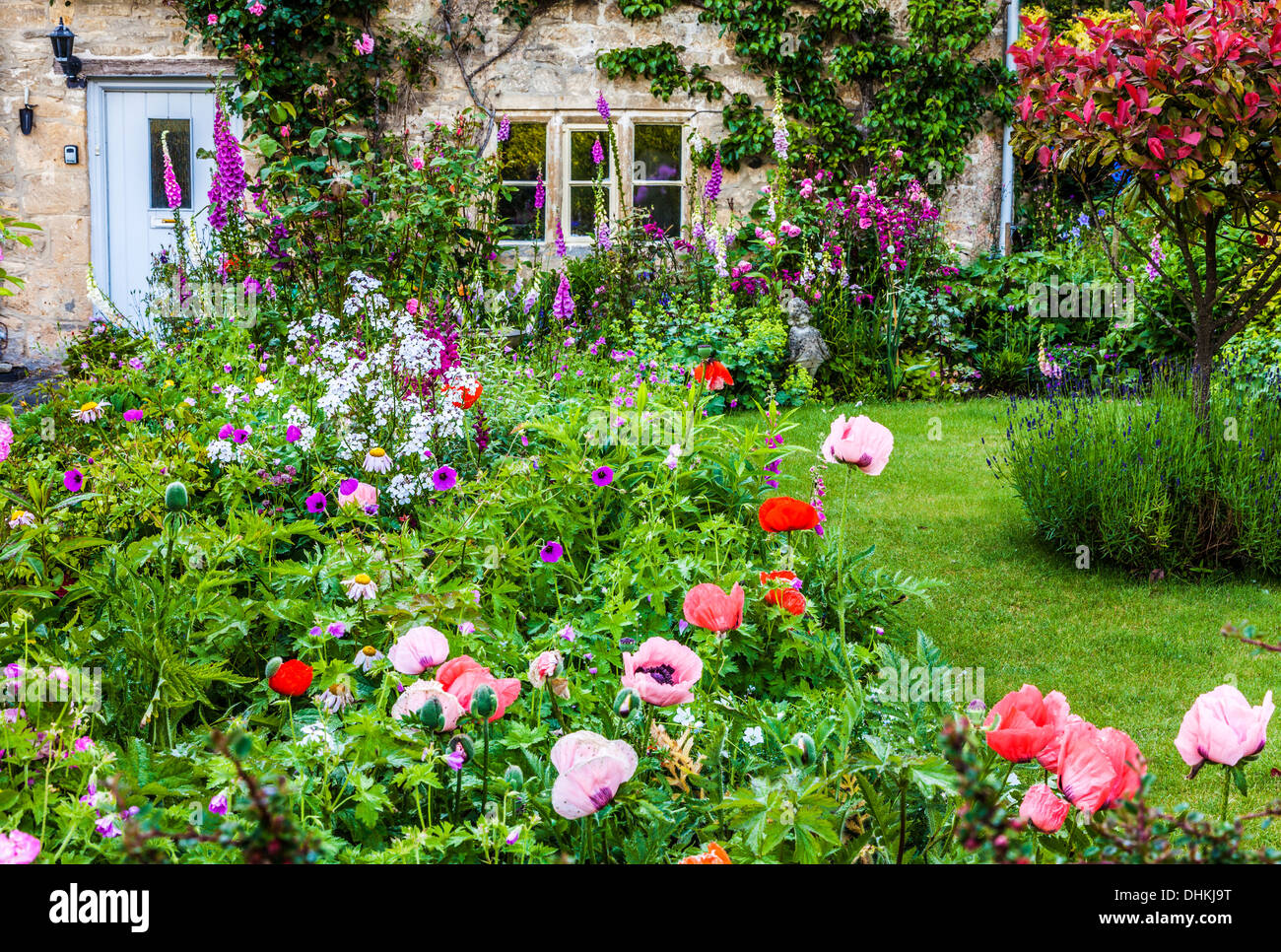 Un grazioso cottage Inglese giardino nel villaggio Costwold di Bibury in estate. Foto Stock