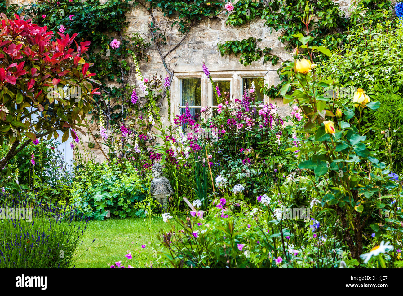 Un grazioso cottage Inglese giardino nel villaggio Costwold di Bibury in estate. Foto Stock