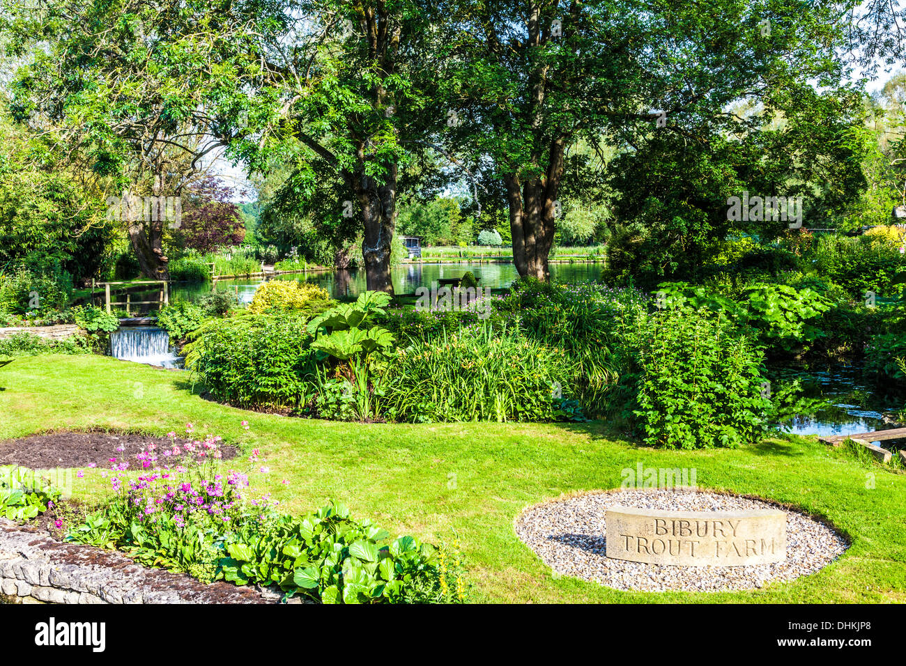 Il grazioso giardino paesaggistico dell'allevamento di trote nel villaggio Costwold di Bibury in Coln Valley. Foto Stock