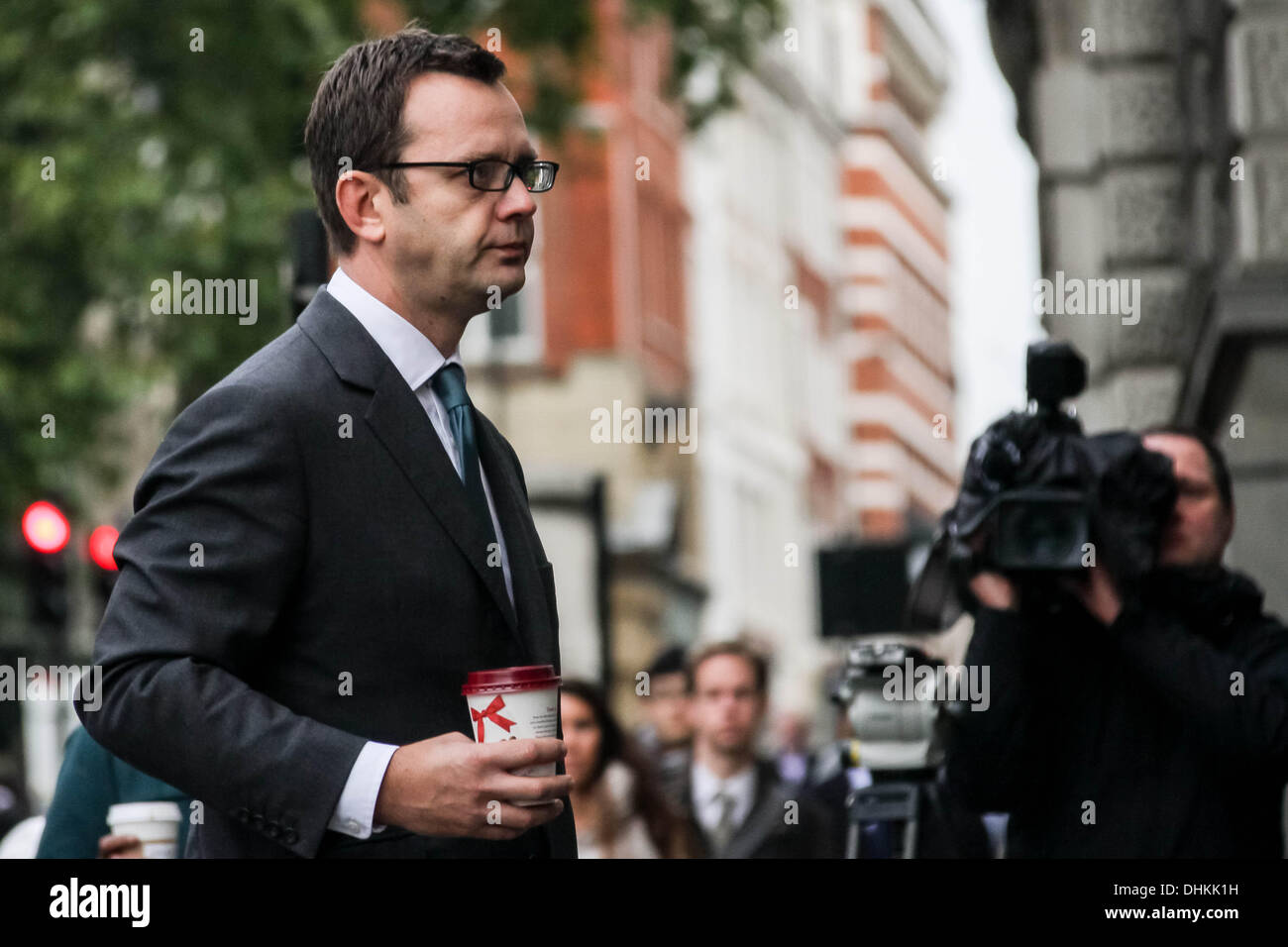 Londra, Regno Unito. 12 novembre 2013. Andy Coulson attende di entrare in tribunale come il telefono hacking di prova continua a Old Bailey. Credito: Guy Corbishley/Alamy Live News Foto Stock