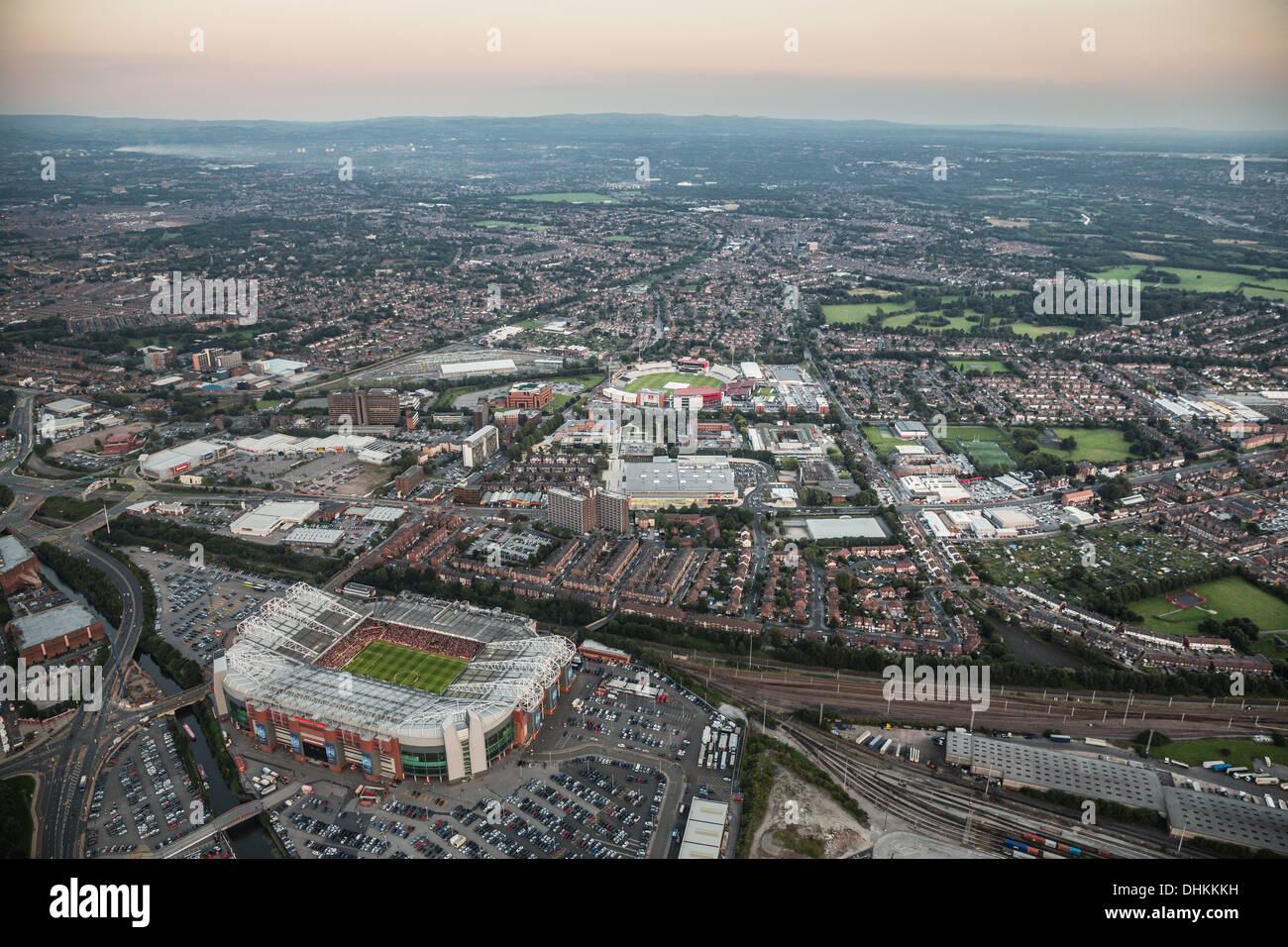Twilight veduta aerea Manchester con Old Trafford Football e Cricket Ground in primo piano. Foto Stock