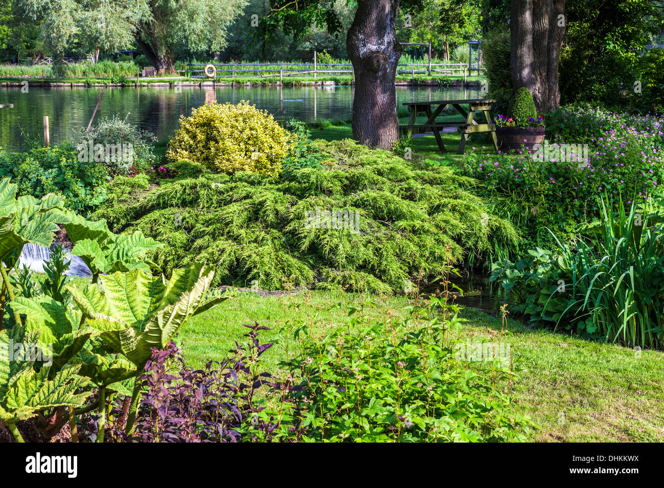 Il grazioso giardino paesaggistico dell'allevamento di trote nel villaggio Costwold di Bibury in Coln Valley. Foto Stock