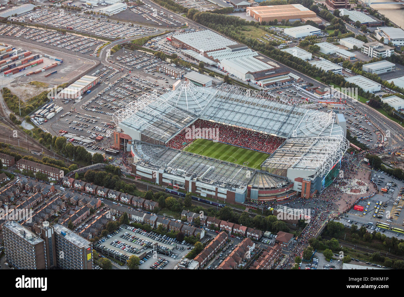 Twilight veduta aerea Manchester con Old Trafford Football e Cricket Ground in primo piano. Foto Stock