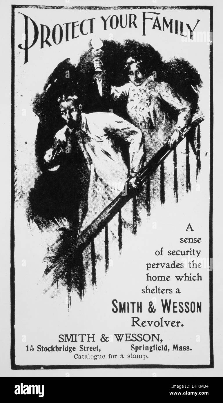 Frightened marito con la pistola e la moglie sulla scalinata, 'Proteggi la tua famiglia", pubblicità, Smith & Wesson Revolver, circa 1901 Foto Stock