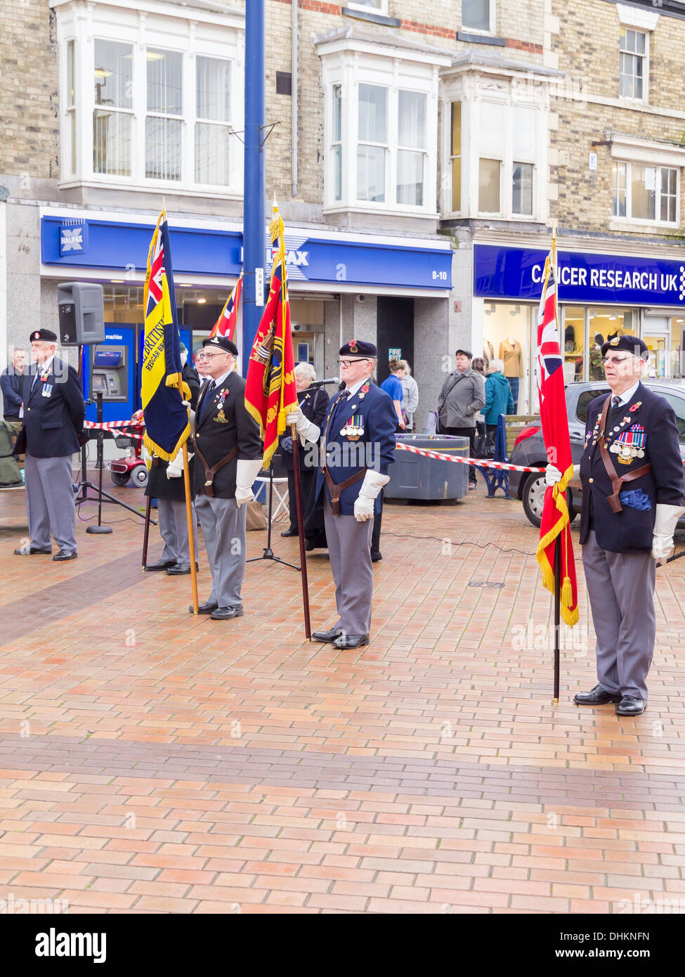 Eric Howden Parade Master con tre alfieri Royal British Legion Redcar armistizio ricordo Service 11/11/2013 Foto Stock