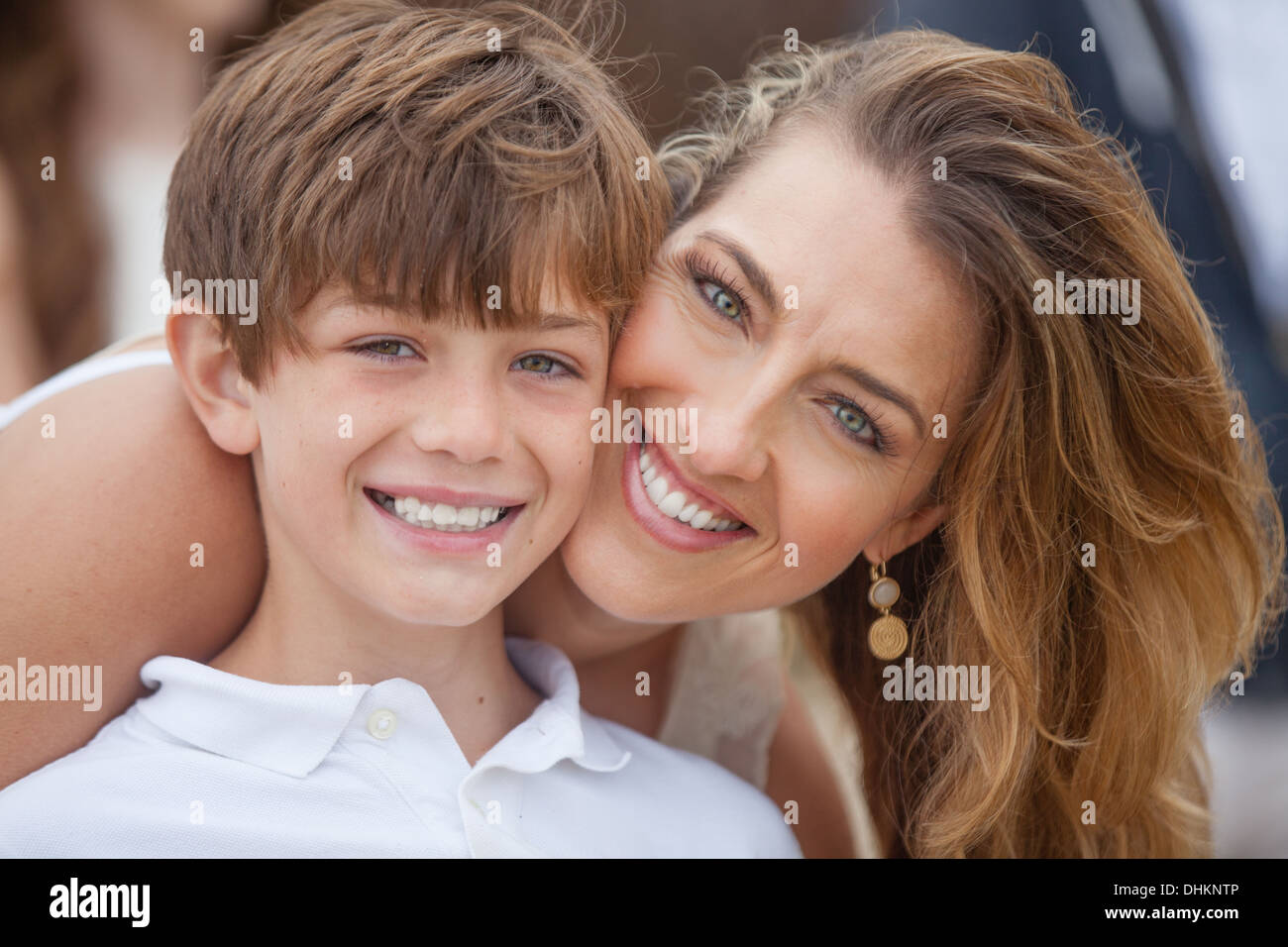 Bella madre e figlio sorridente a voi Foto Stock