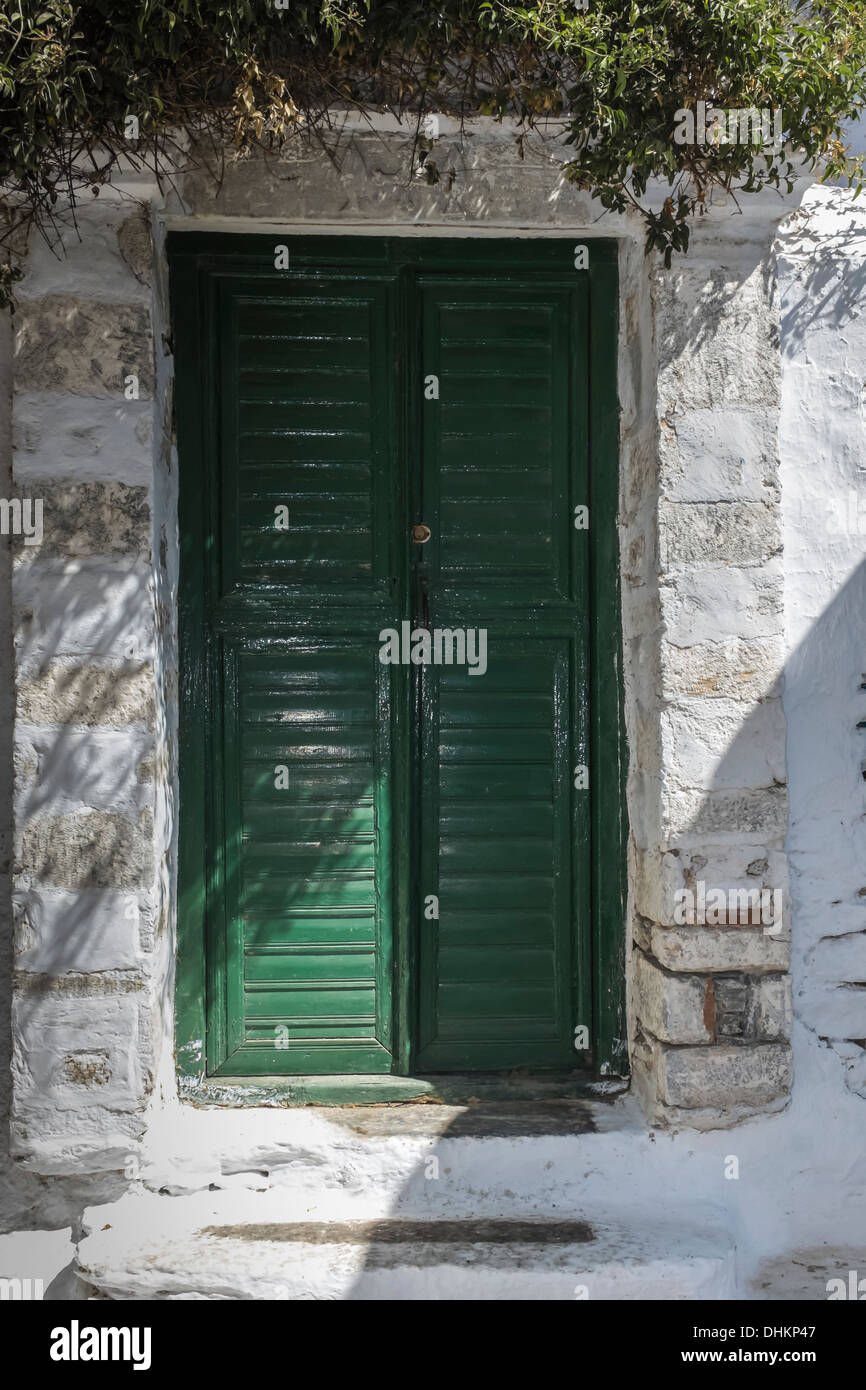 Sportello verde in una strada della Chora di amargos, affacciato sul porto di katapola sull isola di Amorgos, cicladi grecia Foto Stock Sportello verde in una strada della Chora di amargos, affacciato sul porto di katapola sull isola di Amorgos, cicladi grecia Foto Stock