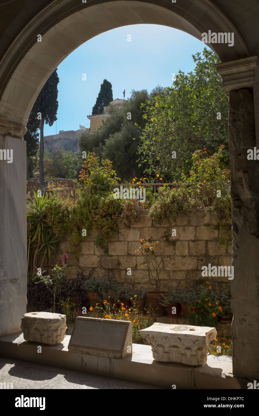 Vista attraverso un arco dell'antica agorà di Atene, agora significa "luogo di raccolta" o "montaggio" in greco antico. Foto Stock Vista attraverso un arco dell'antica agorà di Atene, agora significa "luogo di raccolta" o "montaggio" in greco antico. Foto Stock