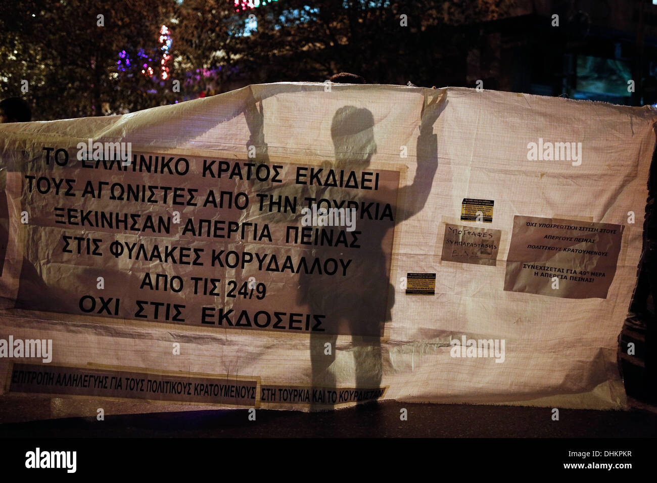 Salonicco, Grecia. 12 novembre 2013. Anti-fascista rally di protesta per chiedere la chiusura della Golden Dawn di estrema destra del partito uffici di Salonicco, Grecia il 12 novembre 2013. Credito: Konstantinos Tsakalidis/Alamy Live News Foto Stock