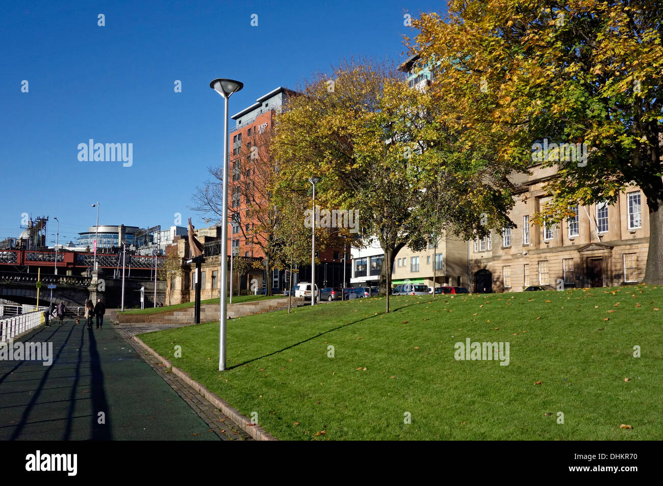 Il Customs House Quay Giardini Pubblici miglioramenti Realm regime lungo il fiume Clyde nella zona centrale di Glasgow in Scozia con il Jurys Inn Centre Foto Stock