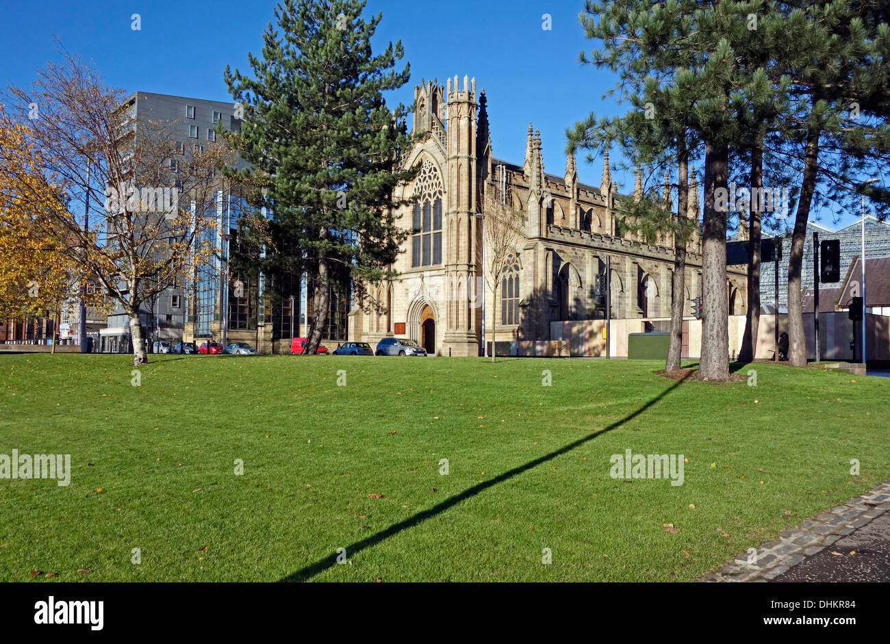 Il Customs House Quay Giardini Pubblici miglioramenti Realm regime lungo il fiume Clyde a Glasgow Scozia con St. Andrew's Cathedral Foto Stock